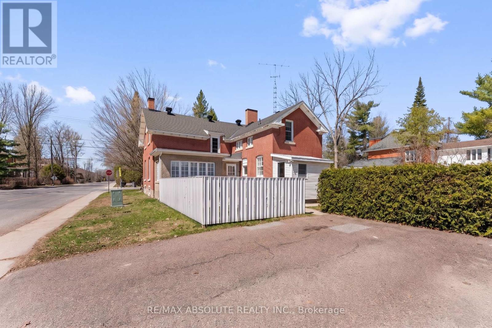 277 JOHN STREET N - 43