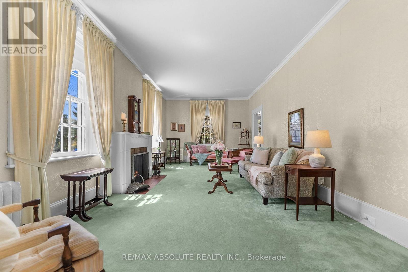 277 JOHN STREET N - 8