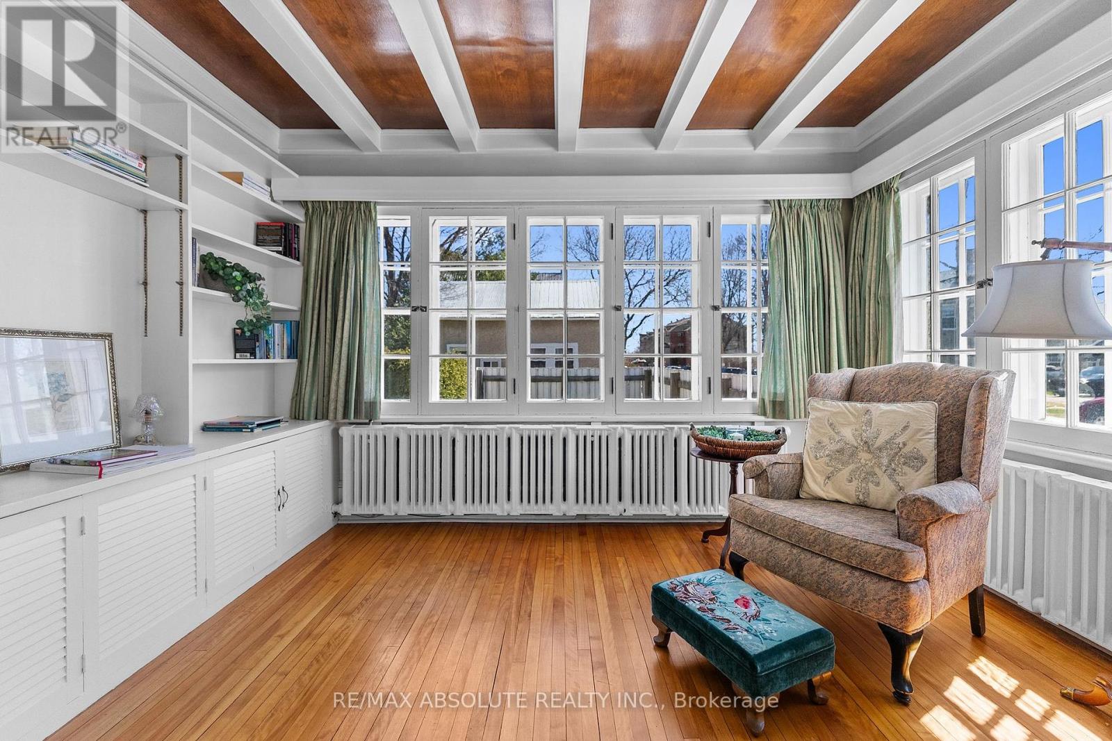 277 JOHN STREET N - 9