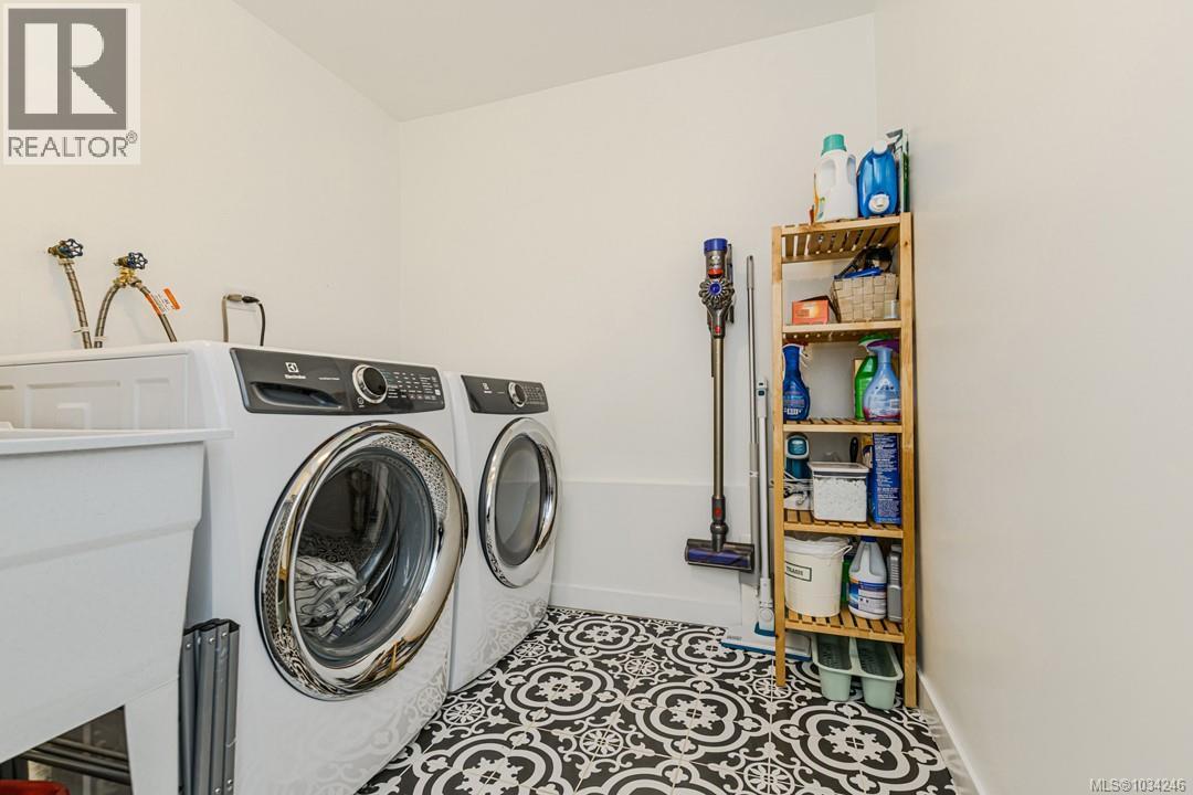 23 3060 Harriet Road, Saanich