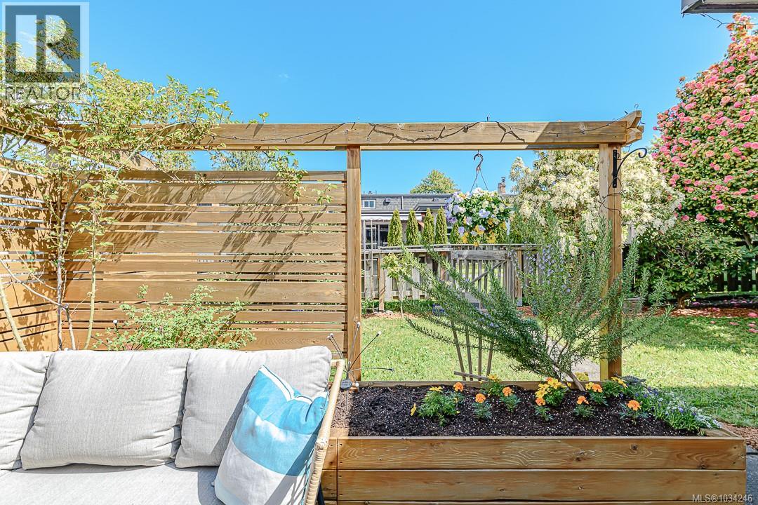 23 3060 Harriet Road, Saanich