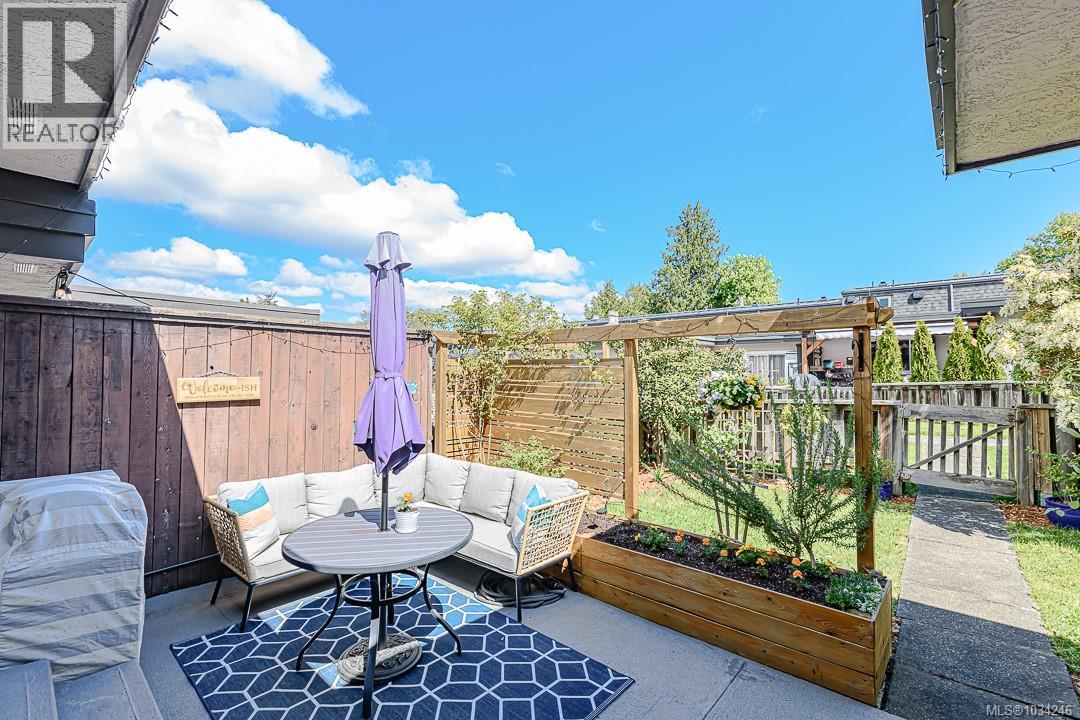 23 3060 Harriet Road, Saanich
