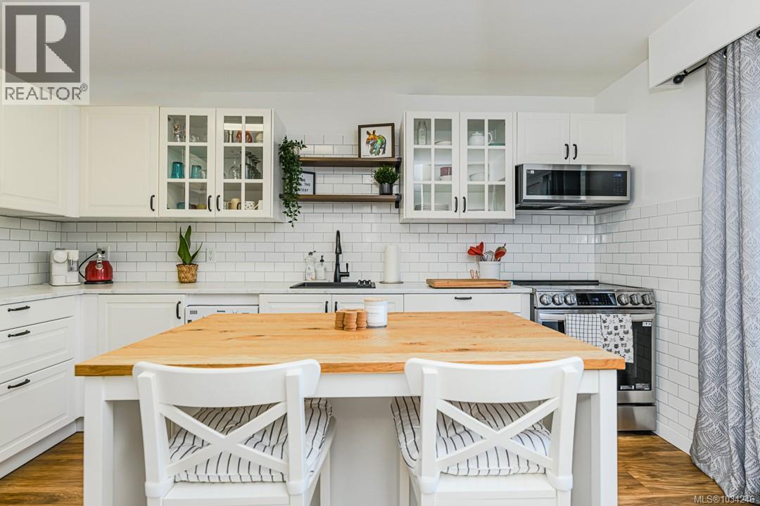 23 3060 Harriet Road, Saanich