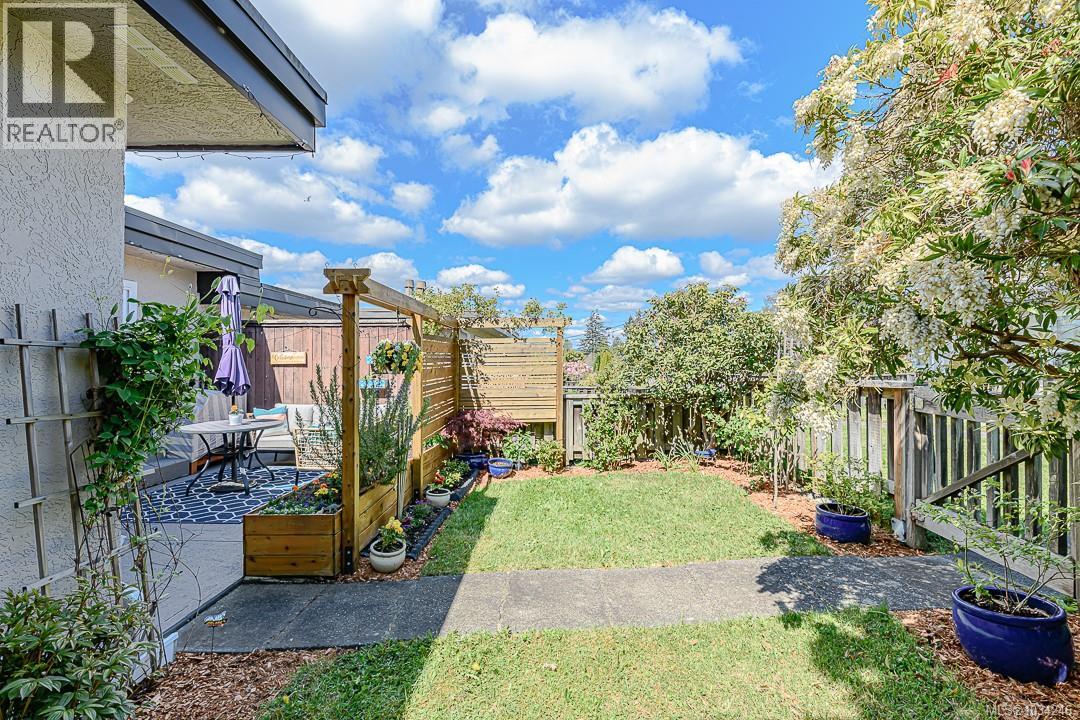 23 3060 Harriet Road, Saanich