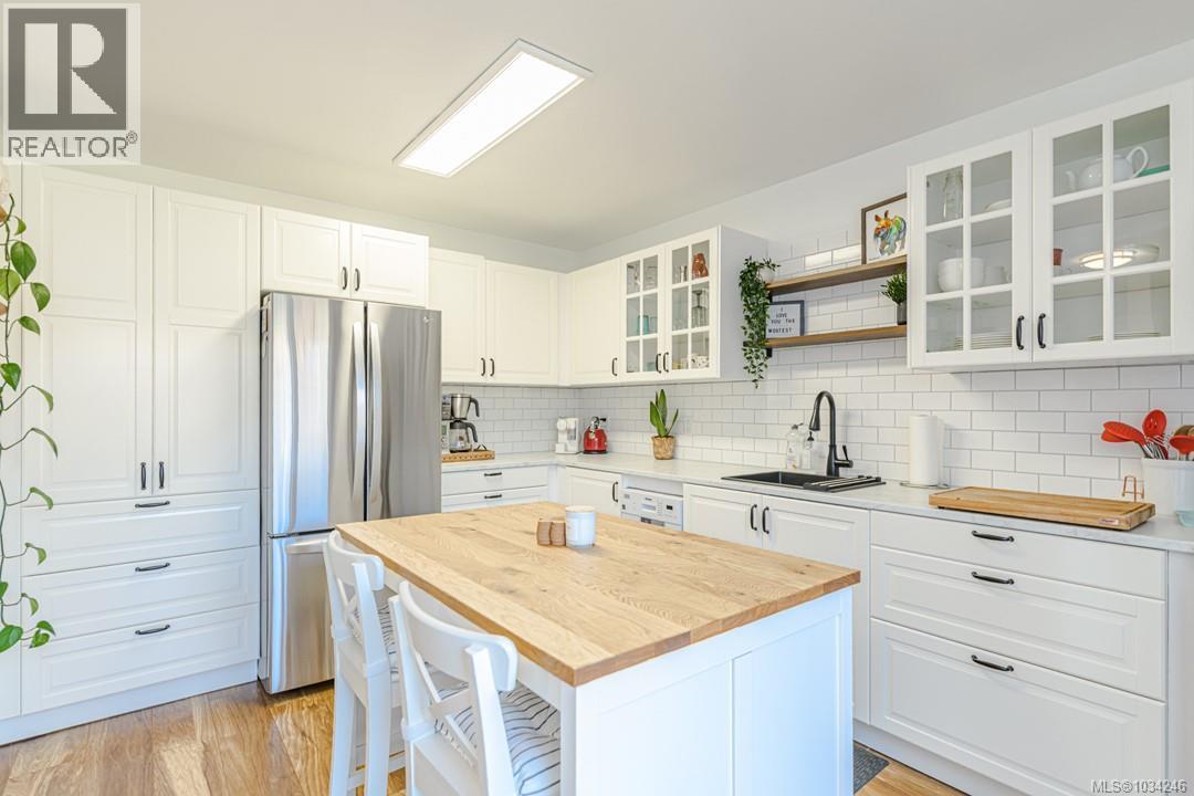 23 3060 Harriet Road, Saanich