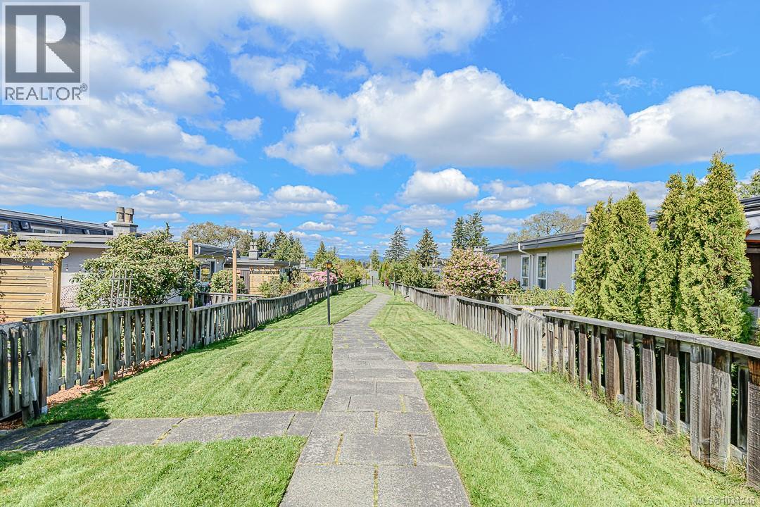 23 3060 Harriet Road, Saanich
