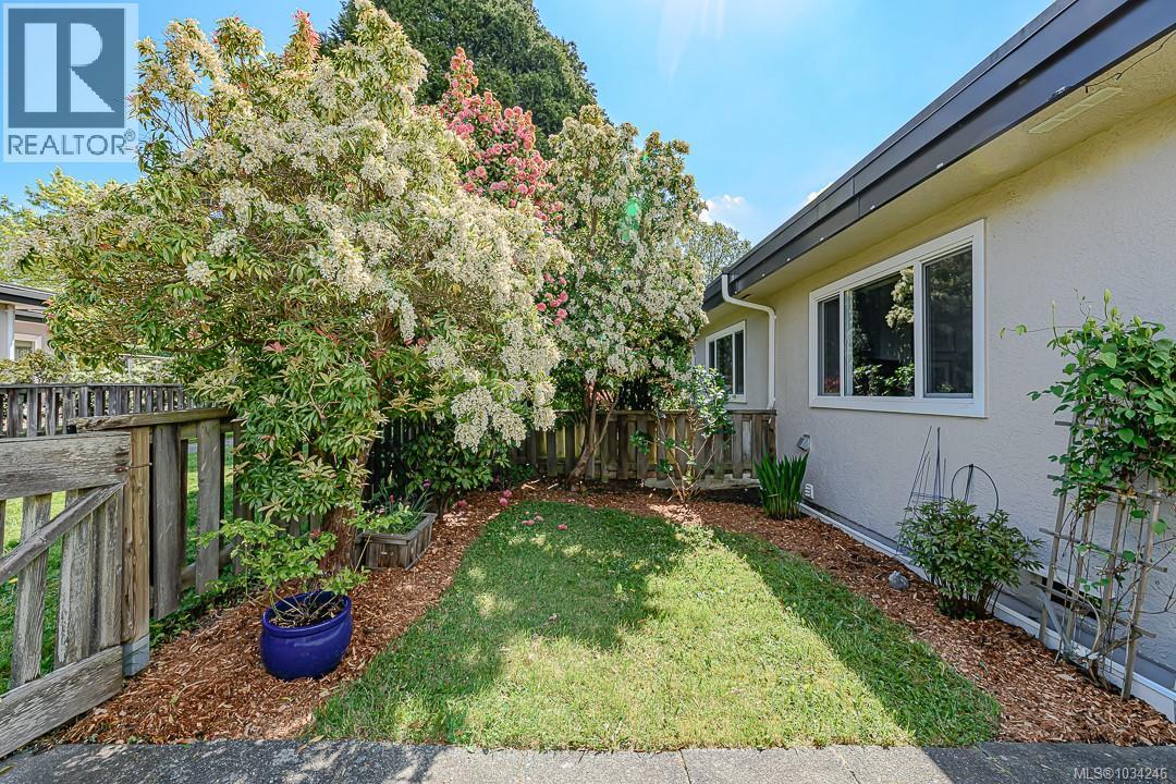 23 3060 Harriet Road, Saanich