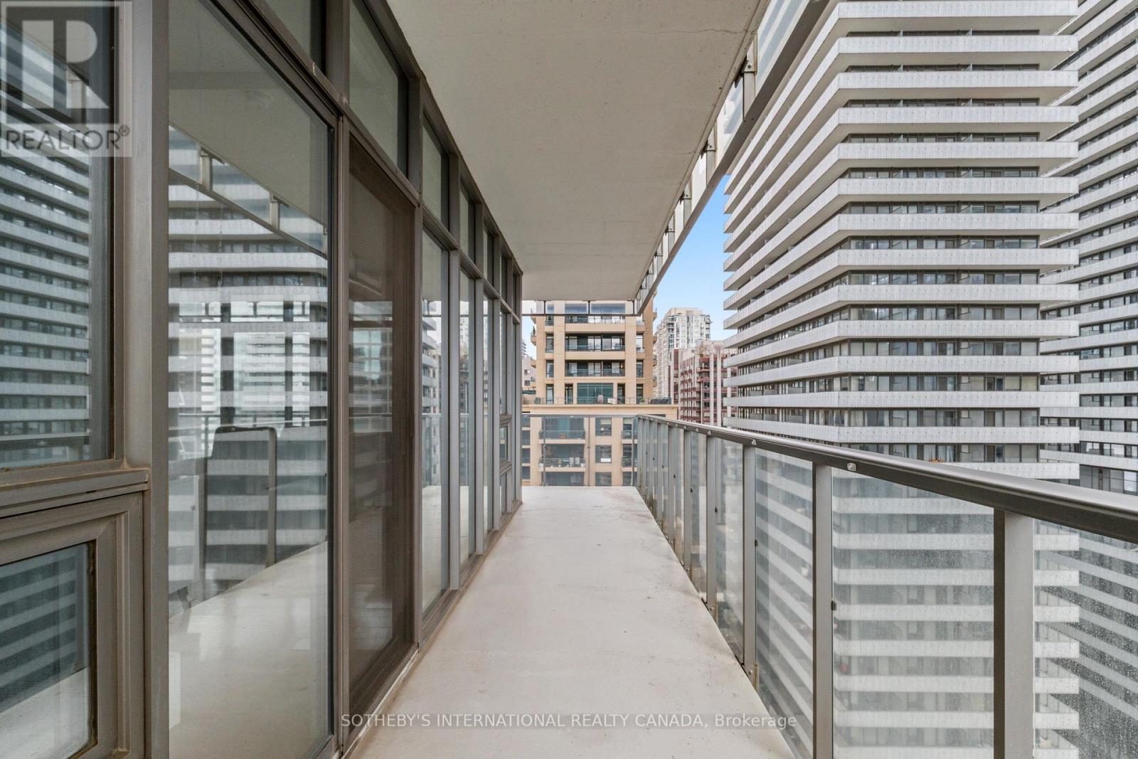 #1611 33 CHARLES STREET E - 18