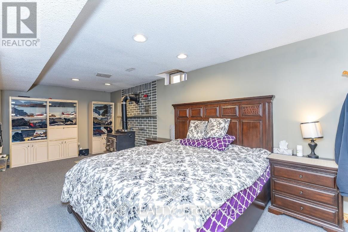 8 FAYWOOD DRIVE - 41