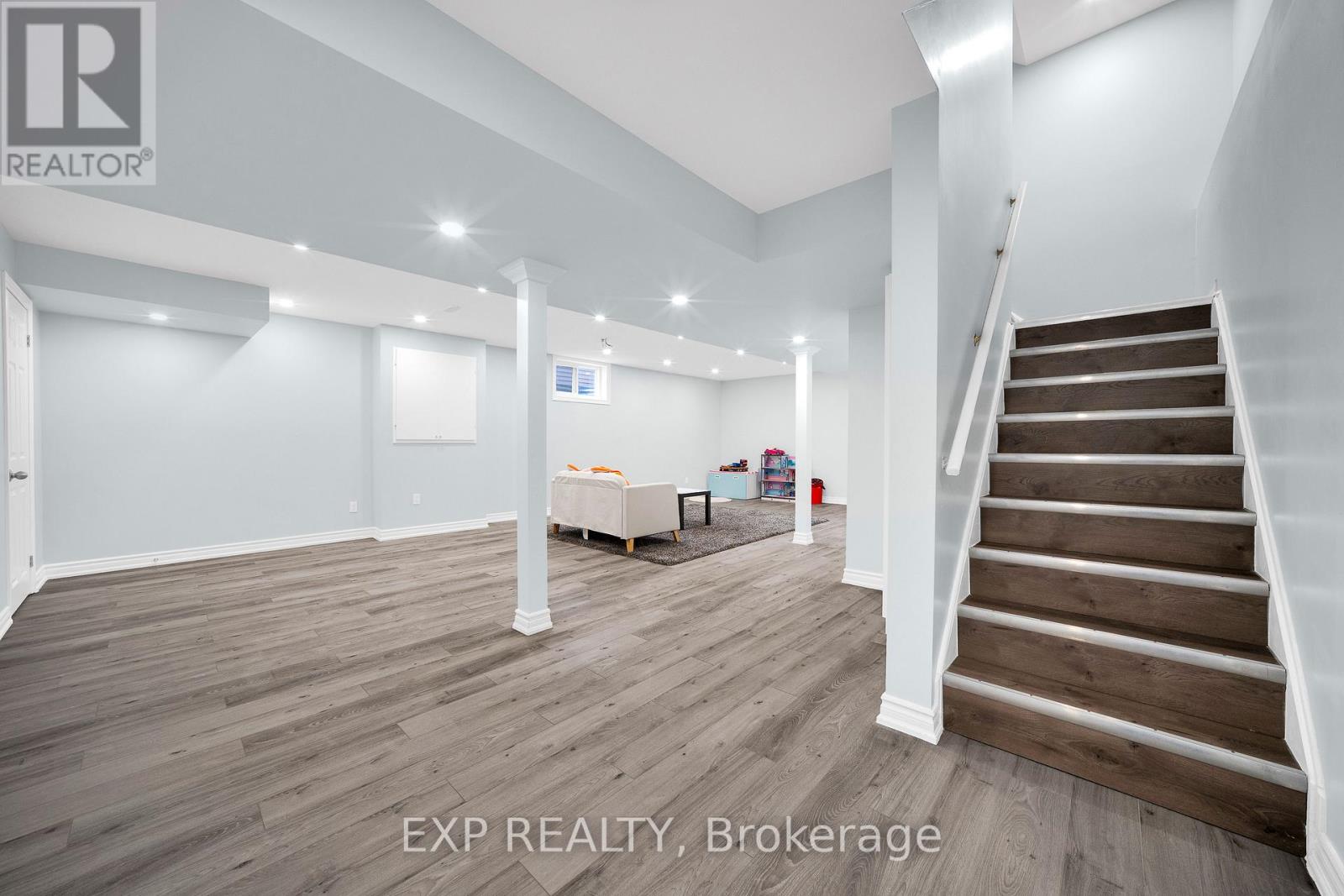 126 GRENADIER WAY - 36