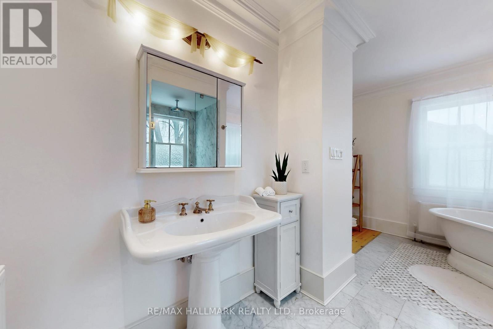 64 POWELL STREET - 26