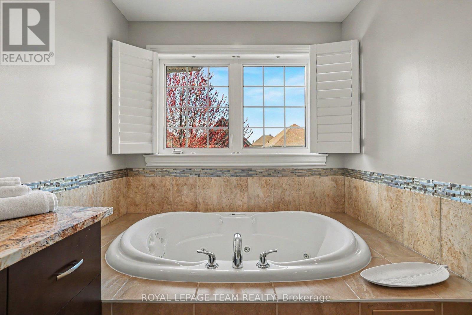 594 OVERLAND DRIVE - 34
