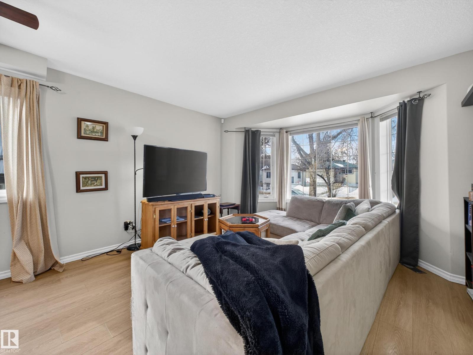 11933 77 ST NW, Edmonton