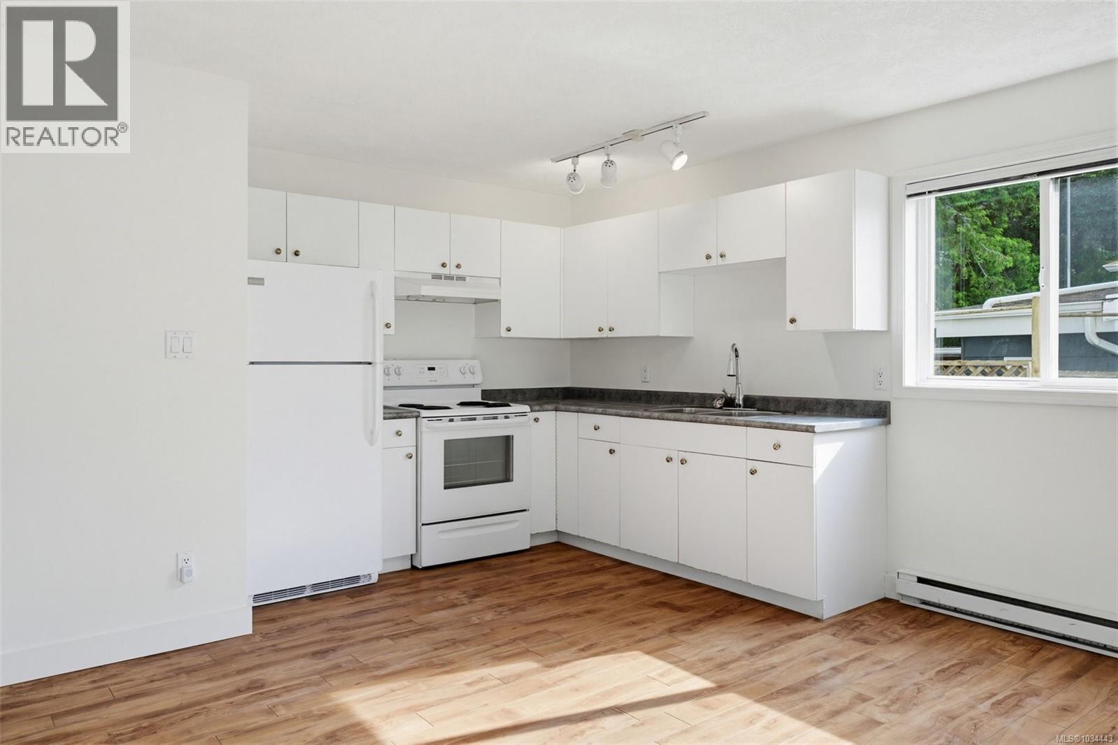 5272 Cordova Bay Rd - 30