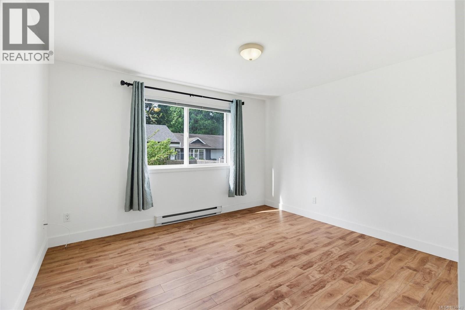 5272 Cordova Bay Rd - 32