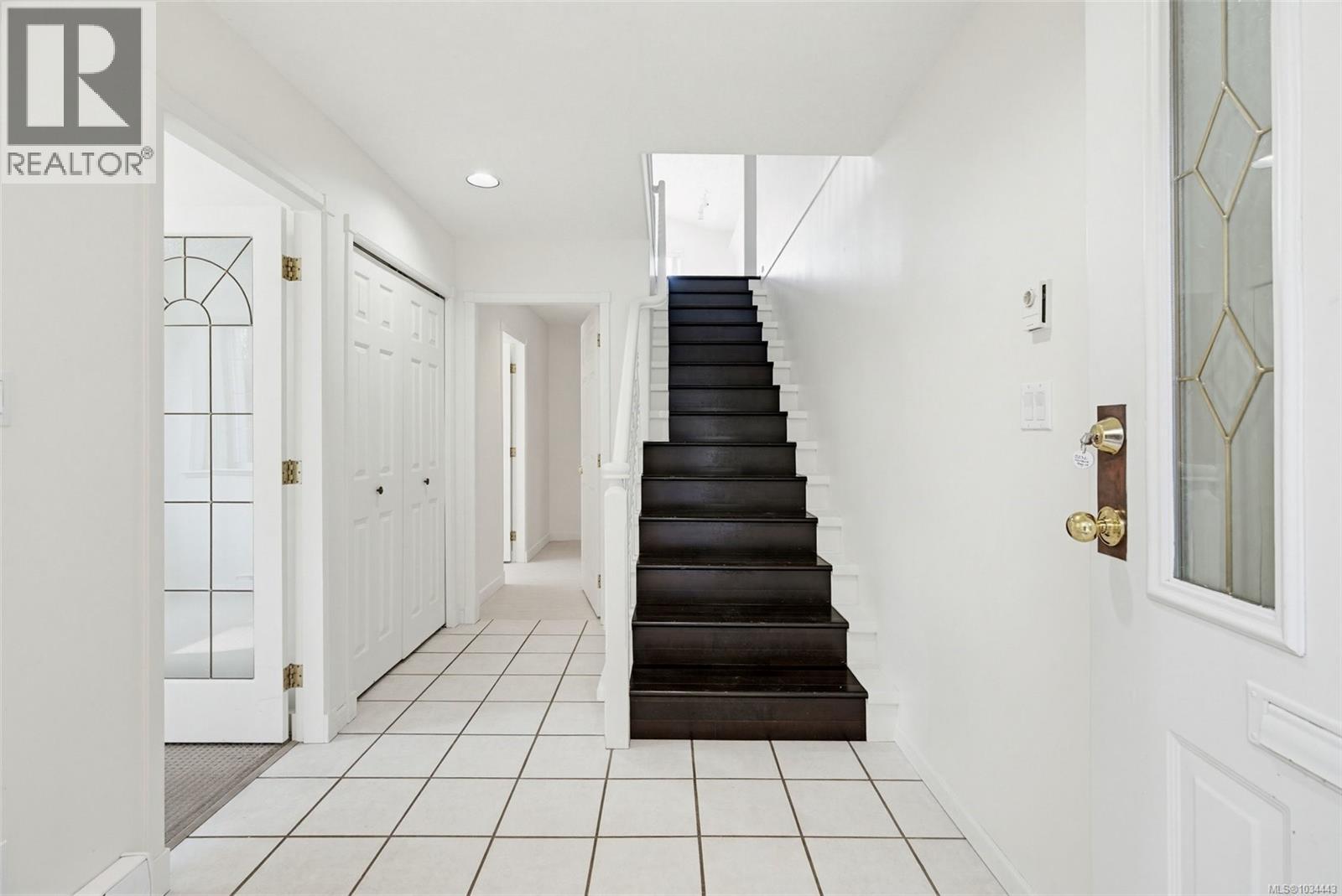 5272 Cordova Bay Road, Saanich