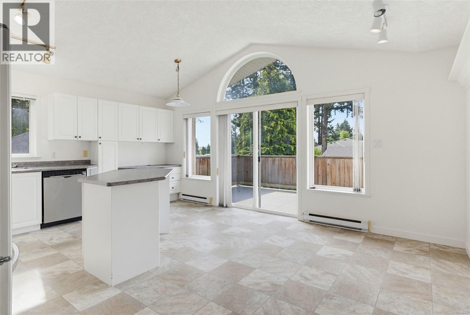 5272 Cordova Bay Rd - 15