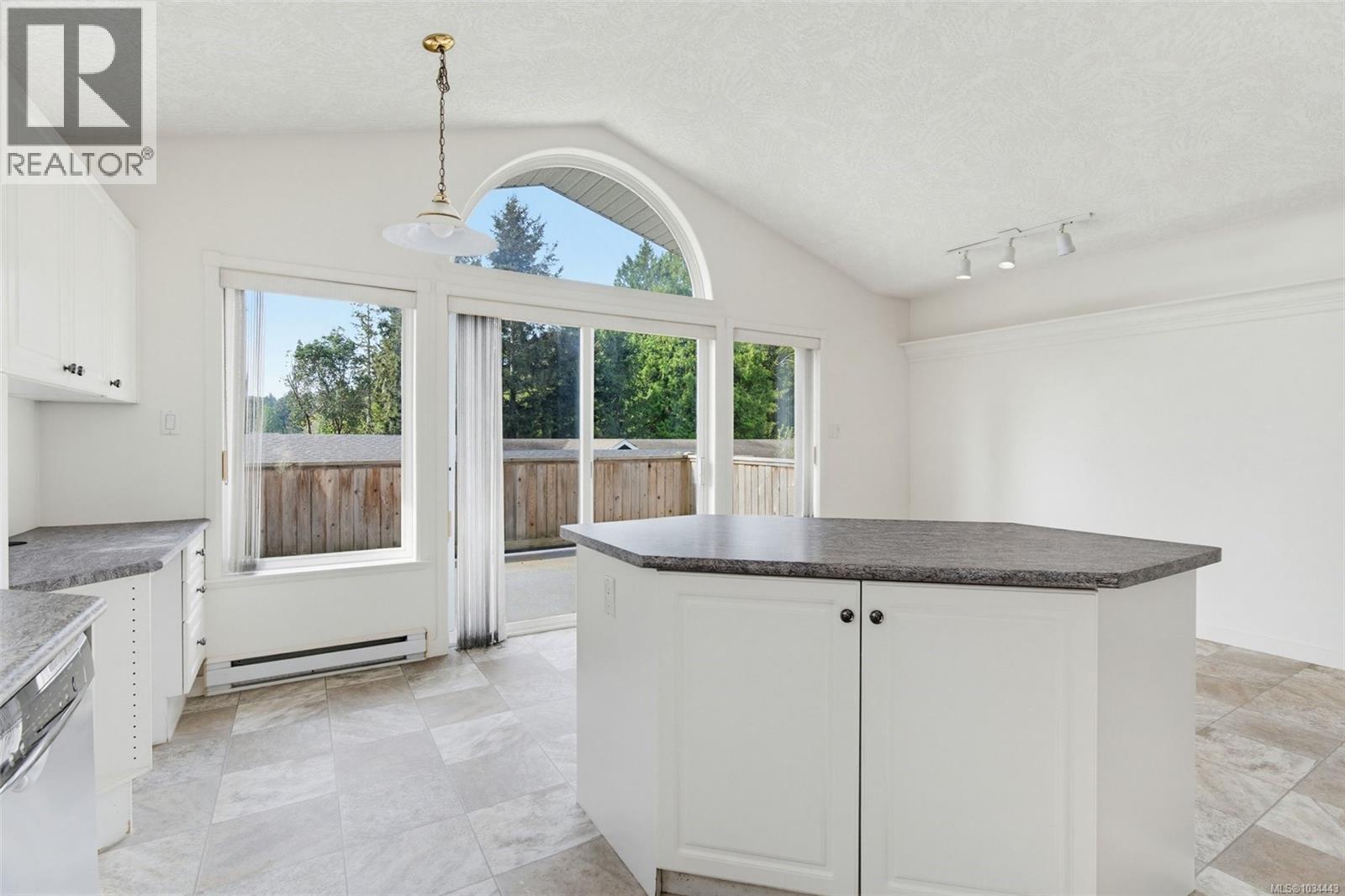 5272 Cordova Bay Rd - 18