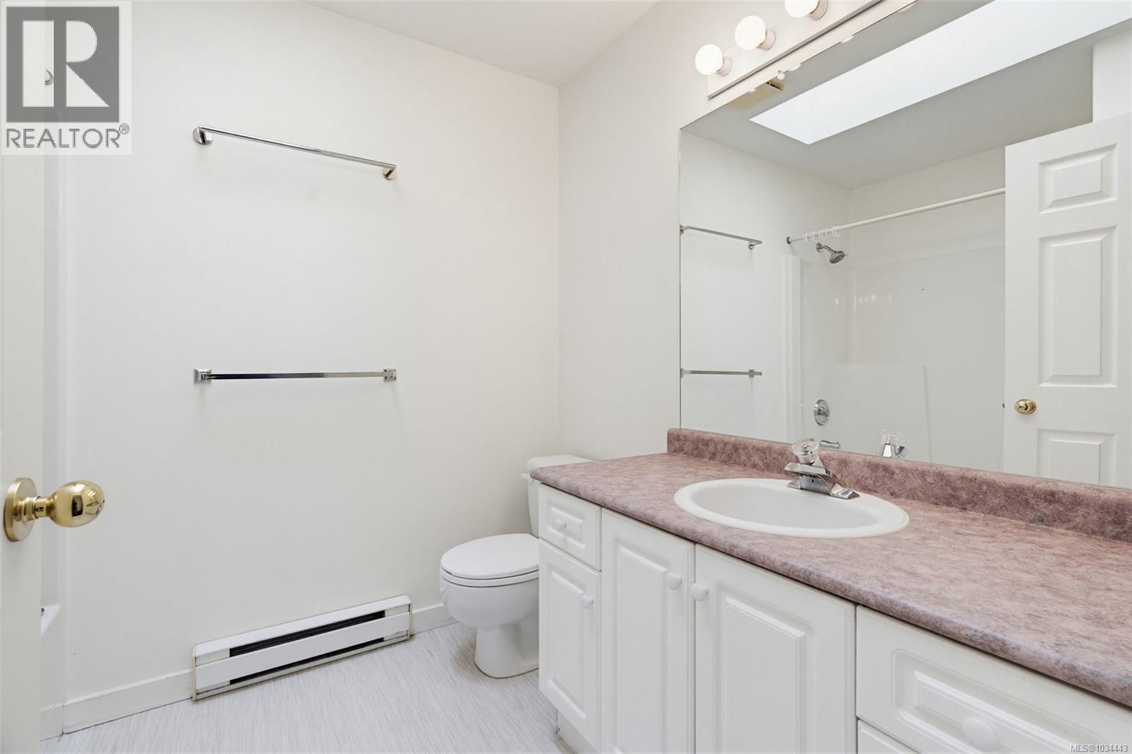 5272 Cordova Bay Rd - 20