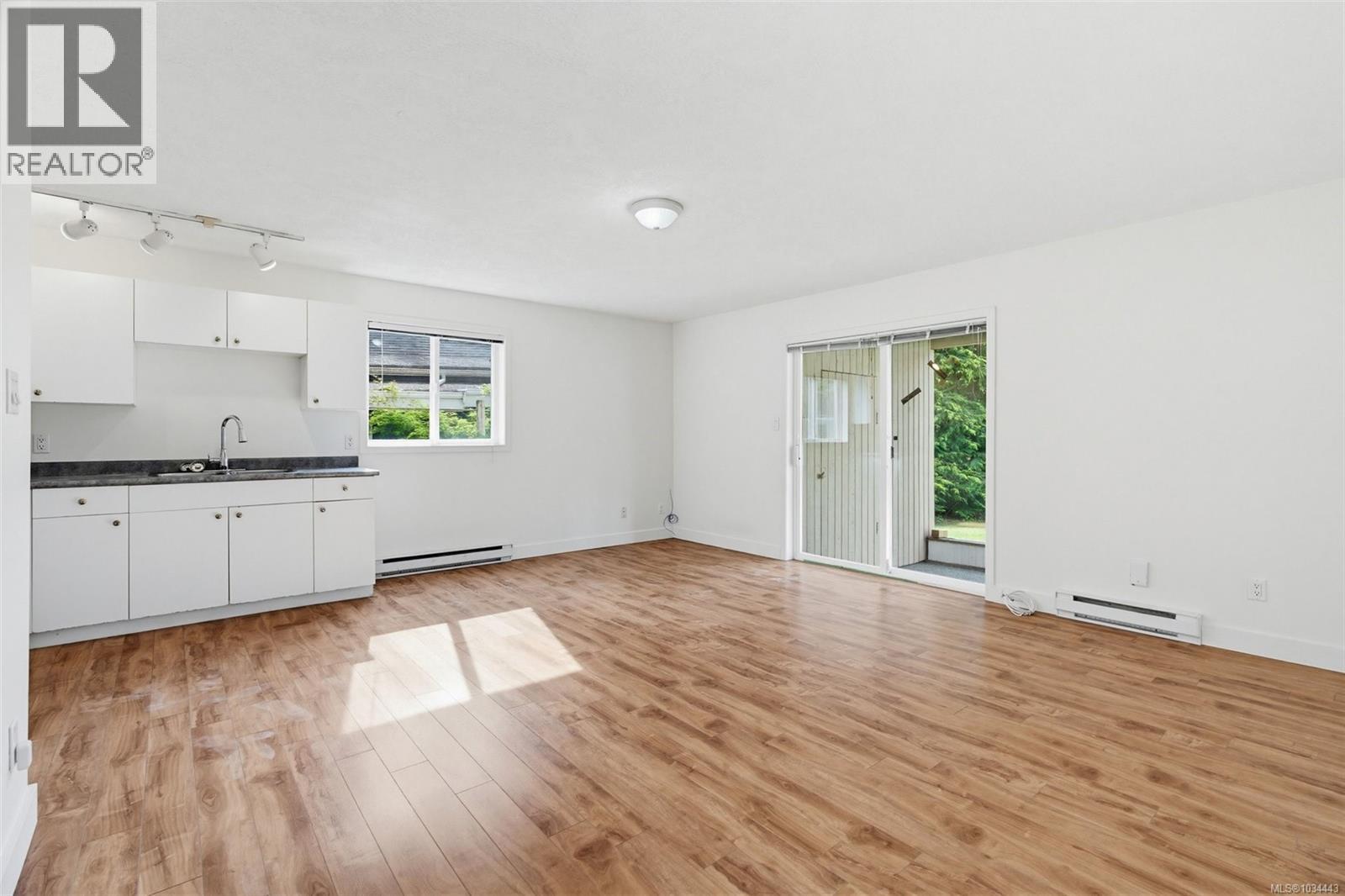 5272 Cordova Bay Rd - 27