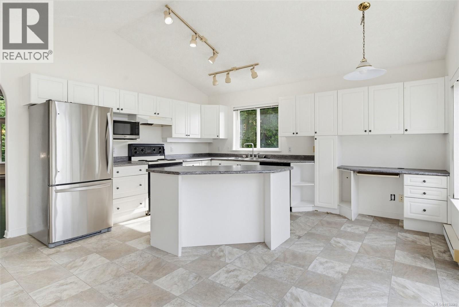 5272 Cordova Bay Rd - 16