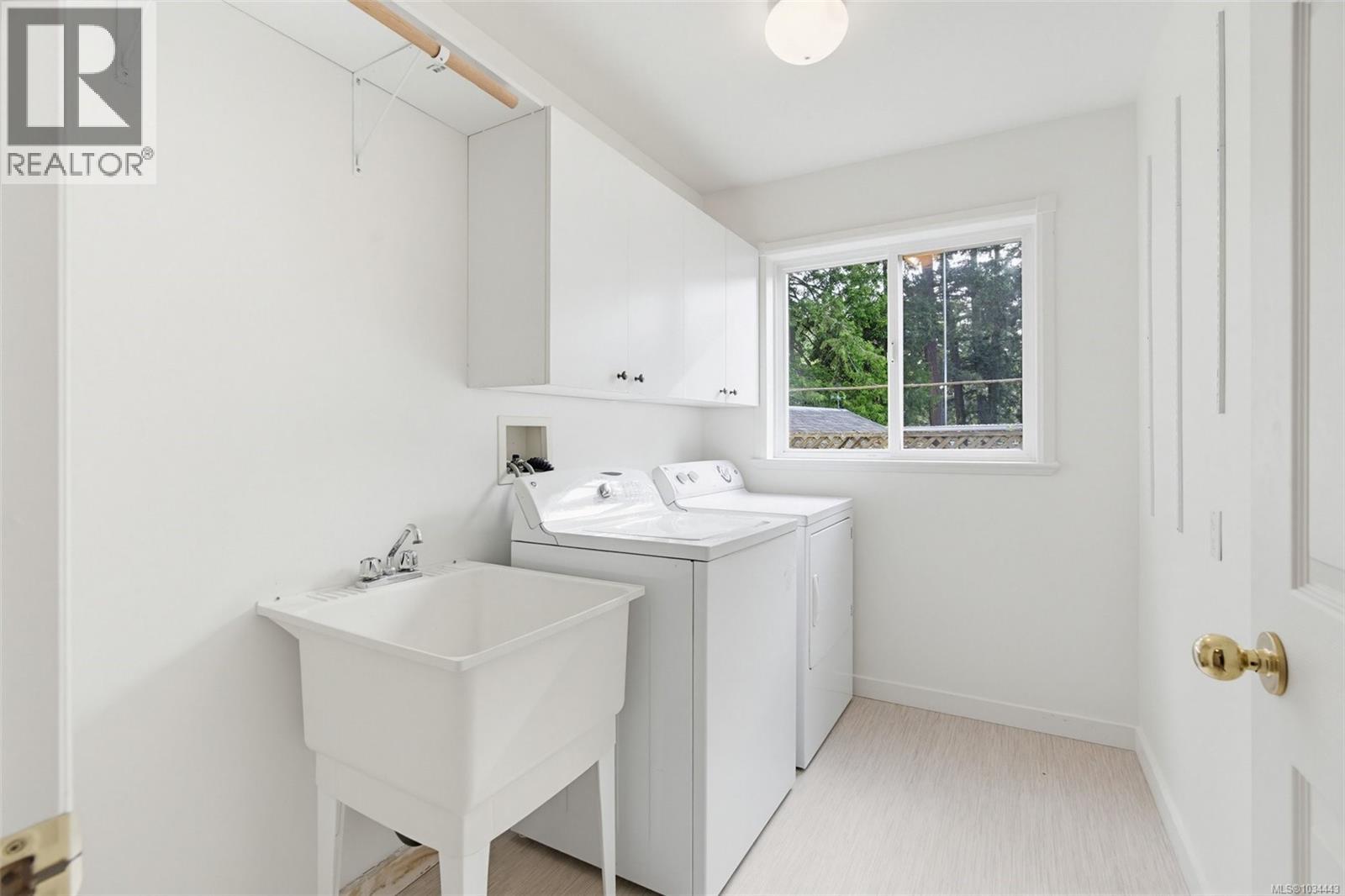  5272 Cordova Bay Road, Saanich