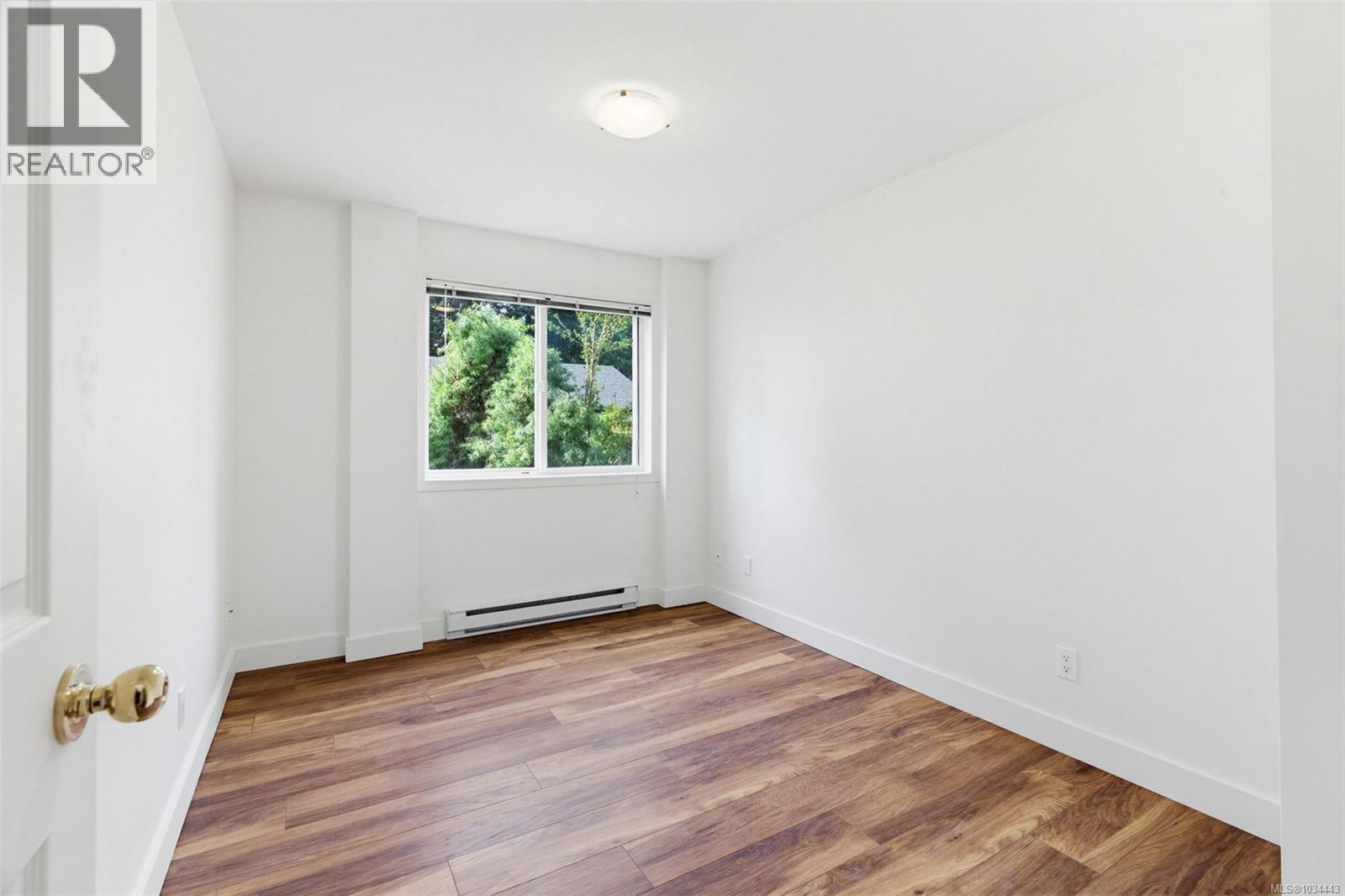 5272 Cordova Bay Rd - 31