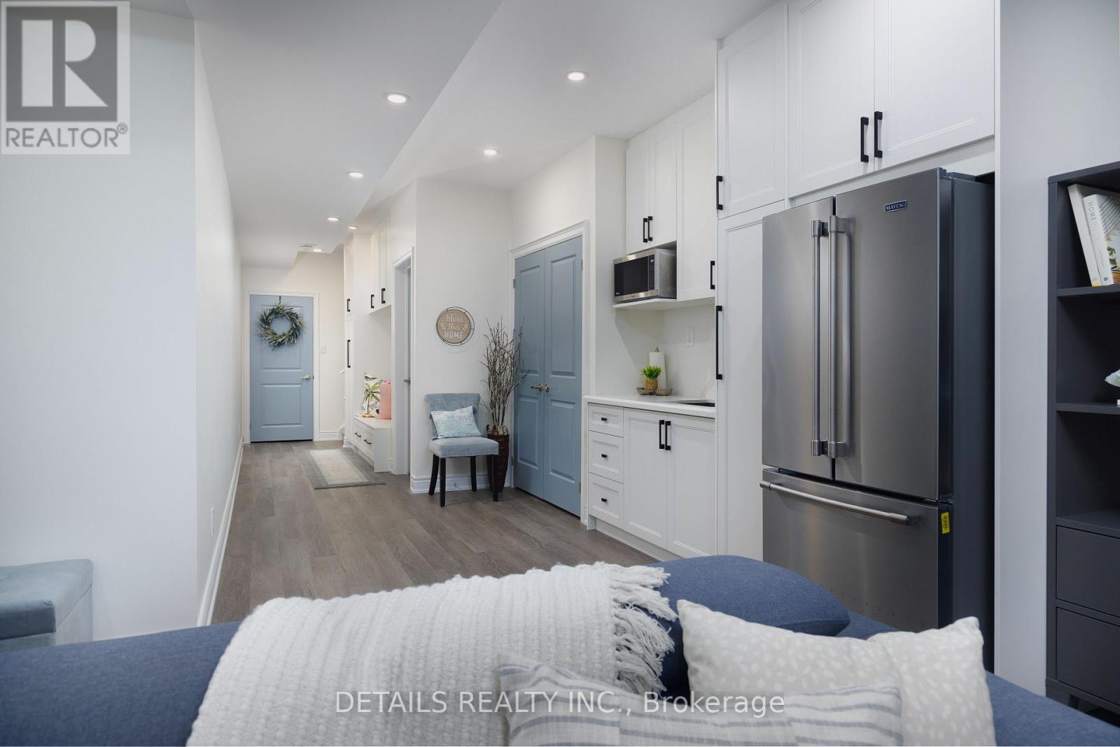 3268 POST ROAD - 44