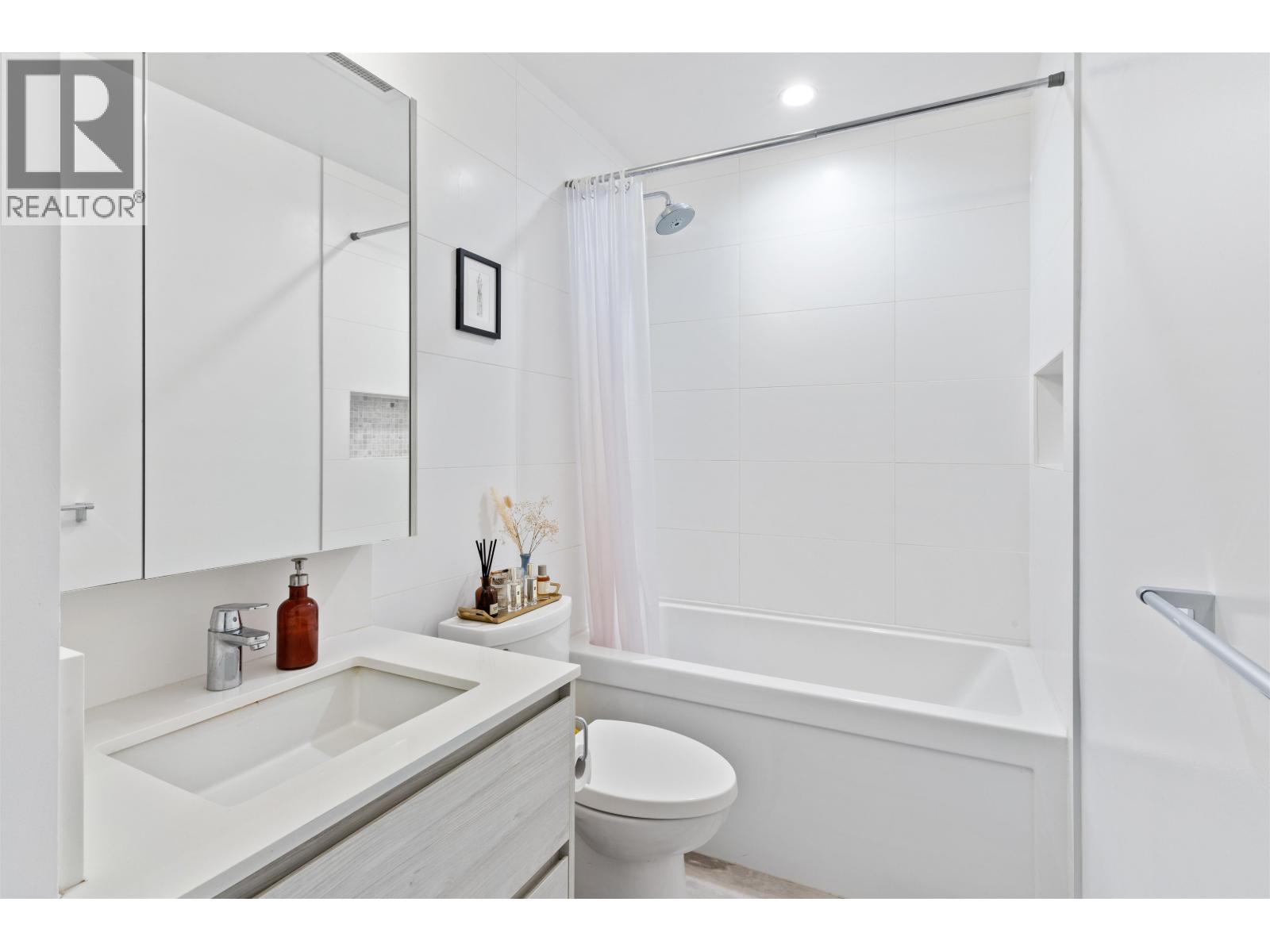 106 523 W KING EDWARD AVENUE — photo 3