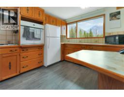 Living room - 3526 Island Pond Road, Skookumchuck, BC V0B2E0 Photo 12