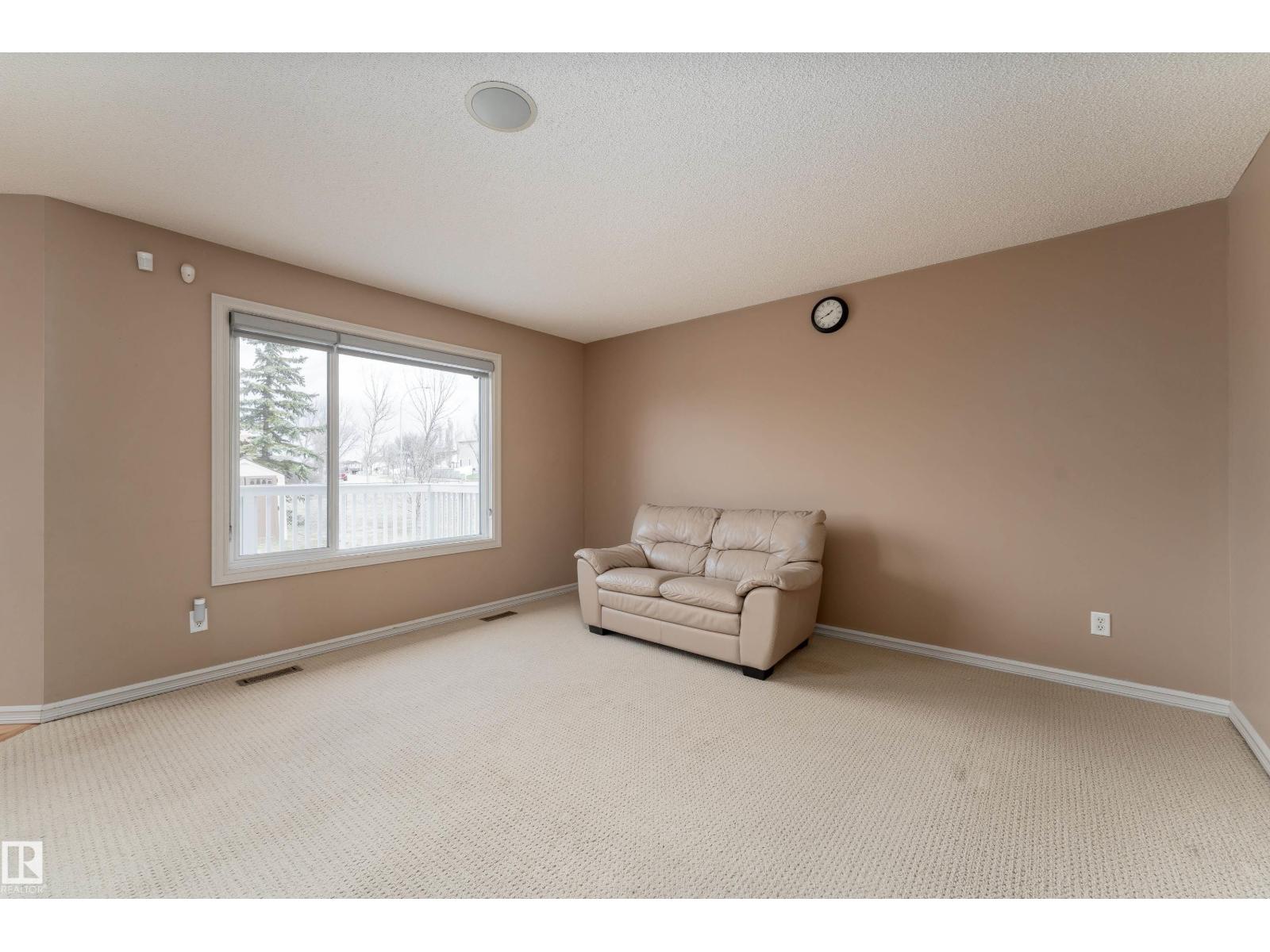 8706 175 AV NW, Edmonton