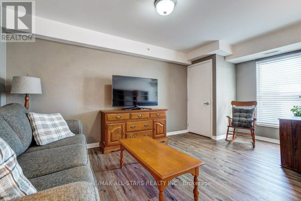 #303 8 HURON STREET - 16