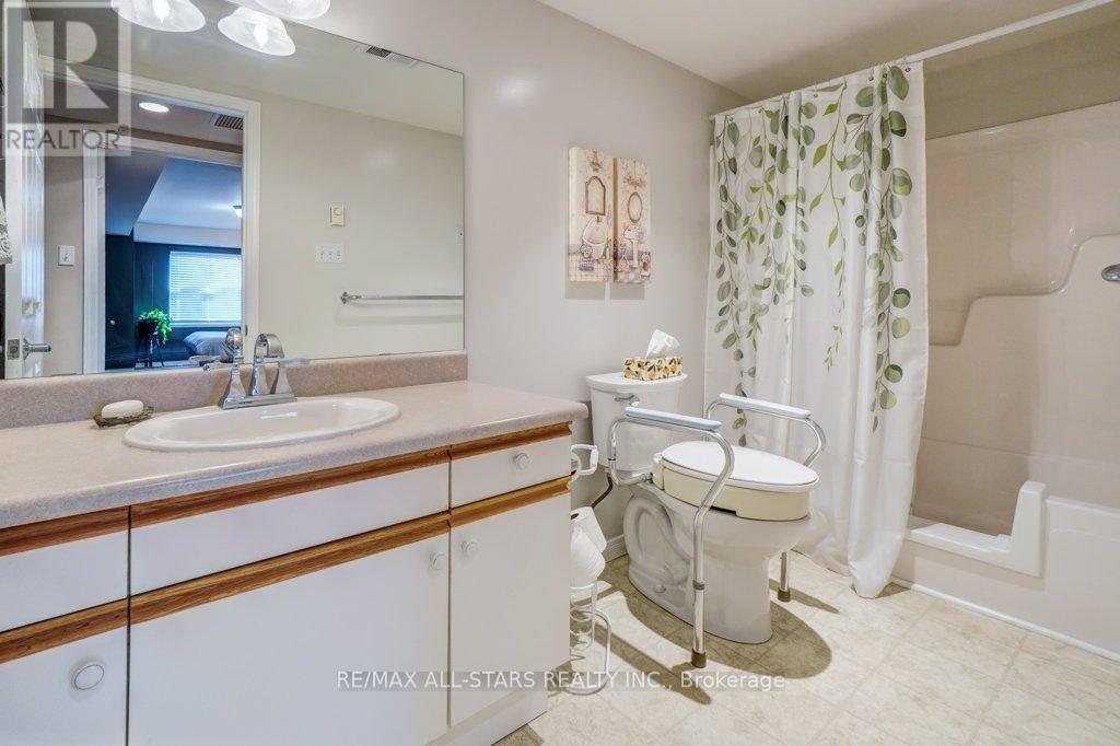 #303 8 HURON STREET - 17