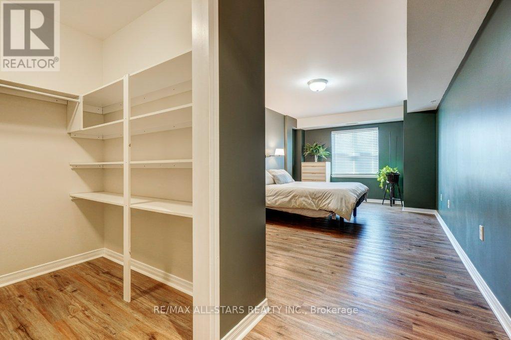 #303 8 HURON STREET - 20