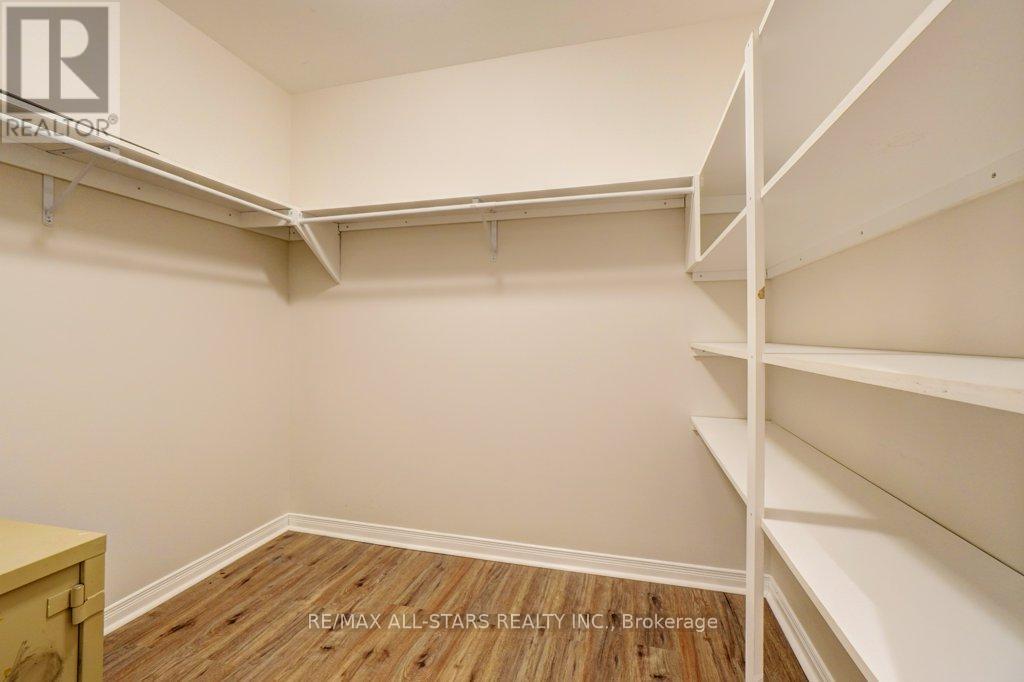 #303 8 HURON STREET - 21