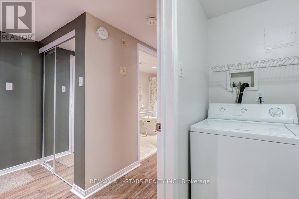 #303 8 HURON STREET - 22