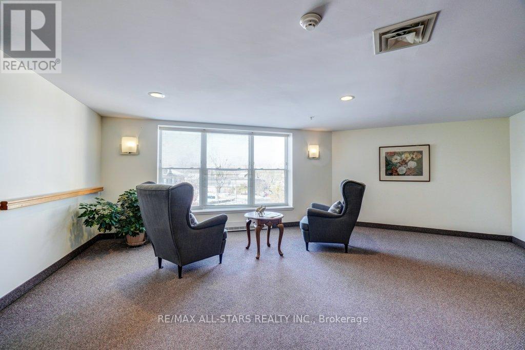 #303 8 HURON STREET - 24