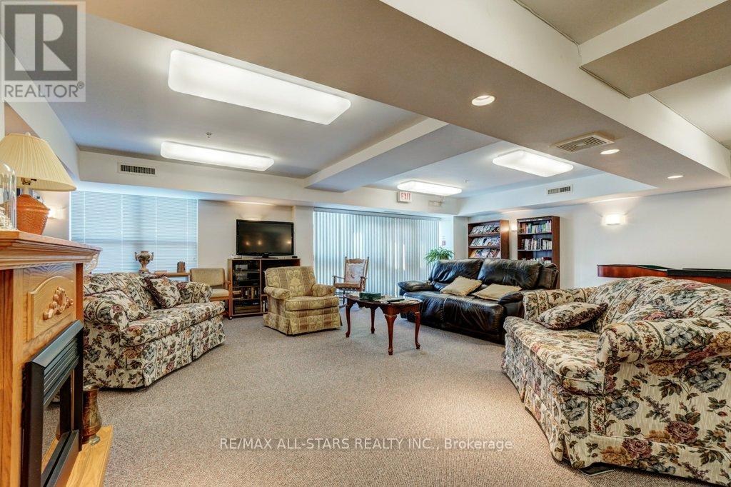 #303 8 HURON STREET - 26