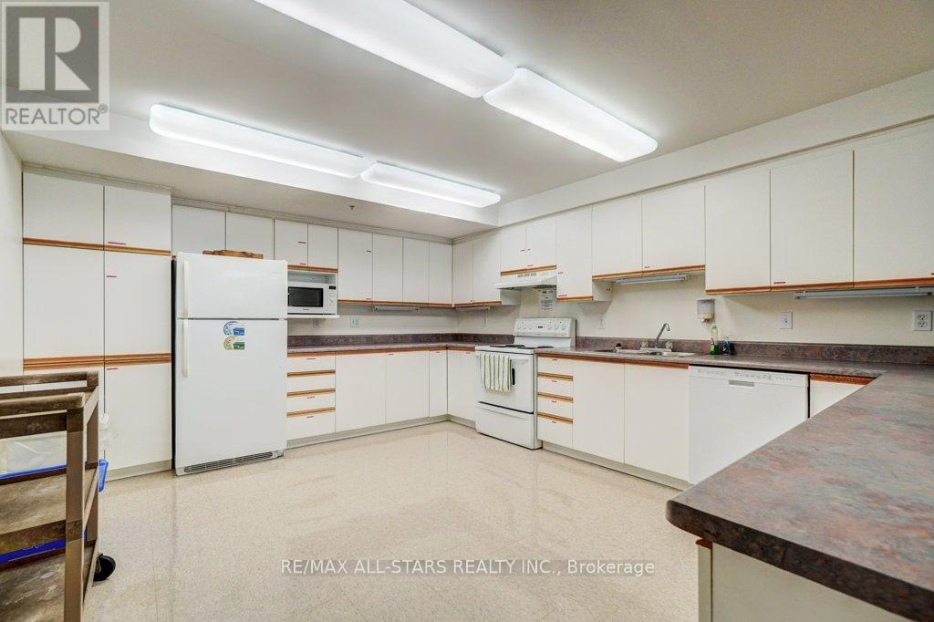 #303 8 HURON STREET - 28