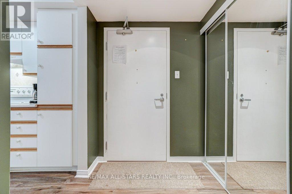 #303 8 HURON STREET - 5