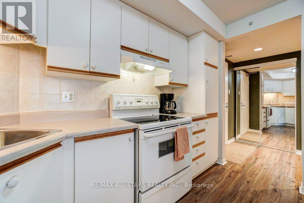 #303 8 HURON STREET - 8