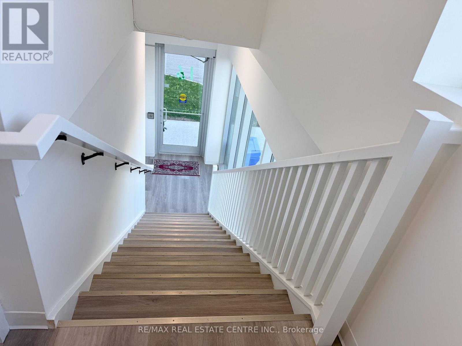 16 – 587 HANLON CREEK BOULEVARD