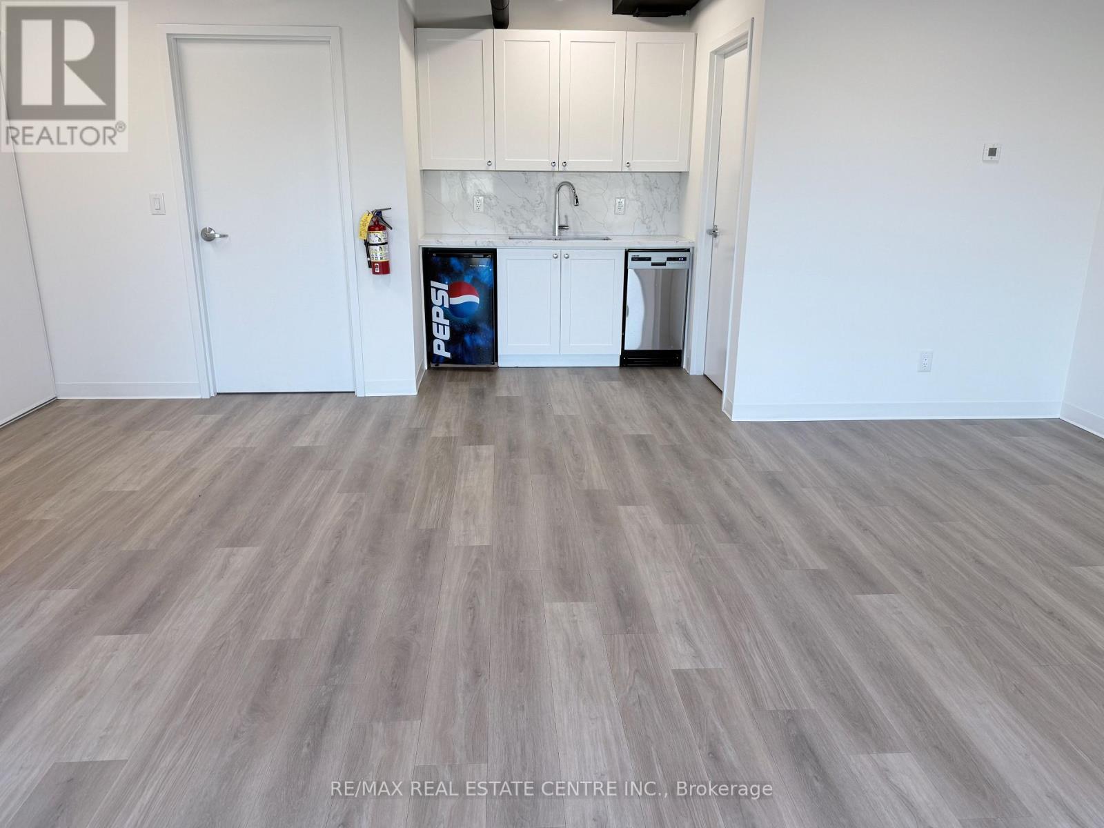 16 – 587 HANLON CREEK BOULEVARD