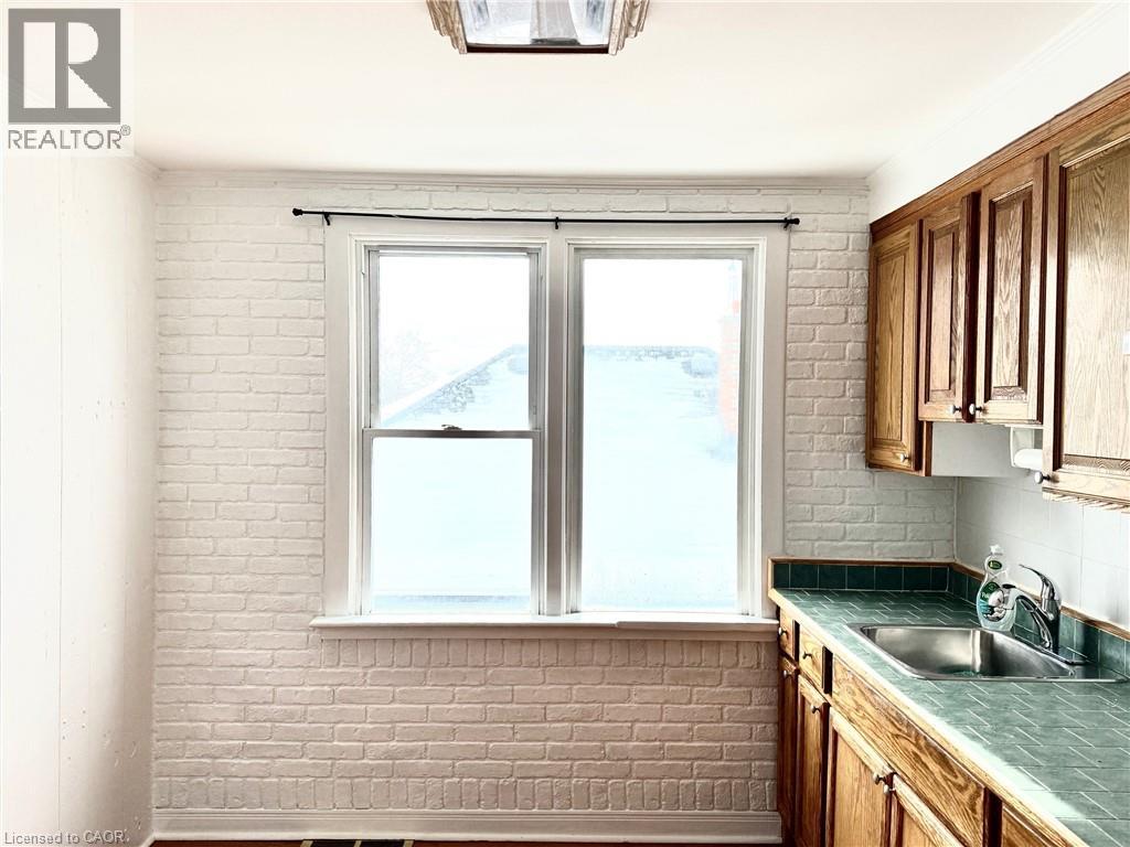 17 LYONS Avenue Unit# 2, Welland, Ontario, L3B1L8 — Photo 2