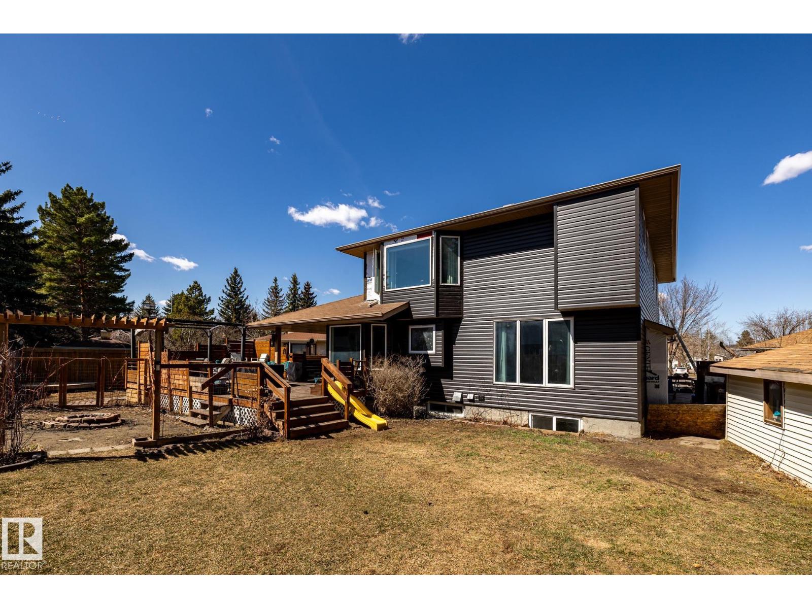 7 DOOLAN PL, St. Albert