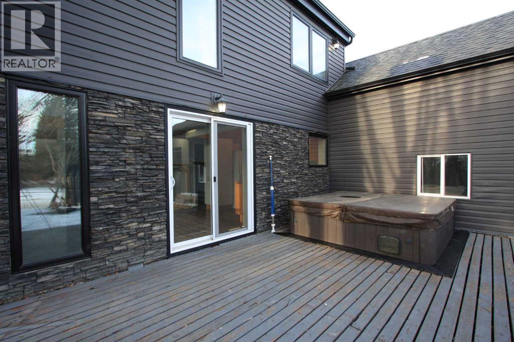 Large Deck w/ Hot Tub
