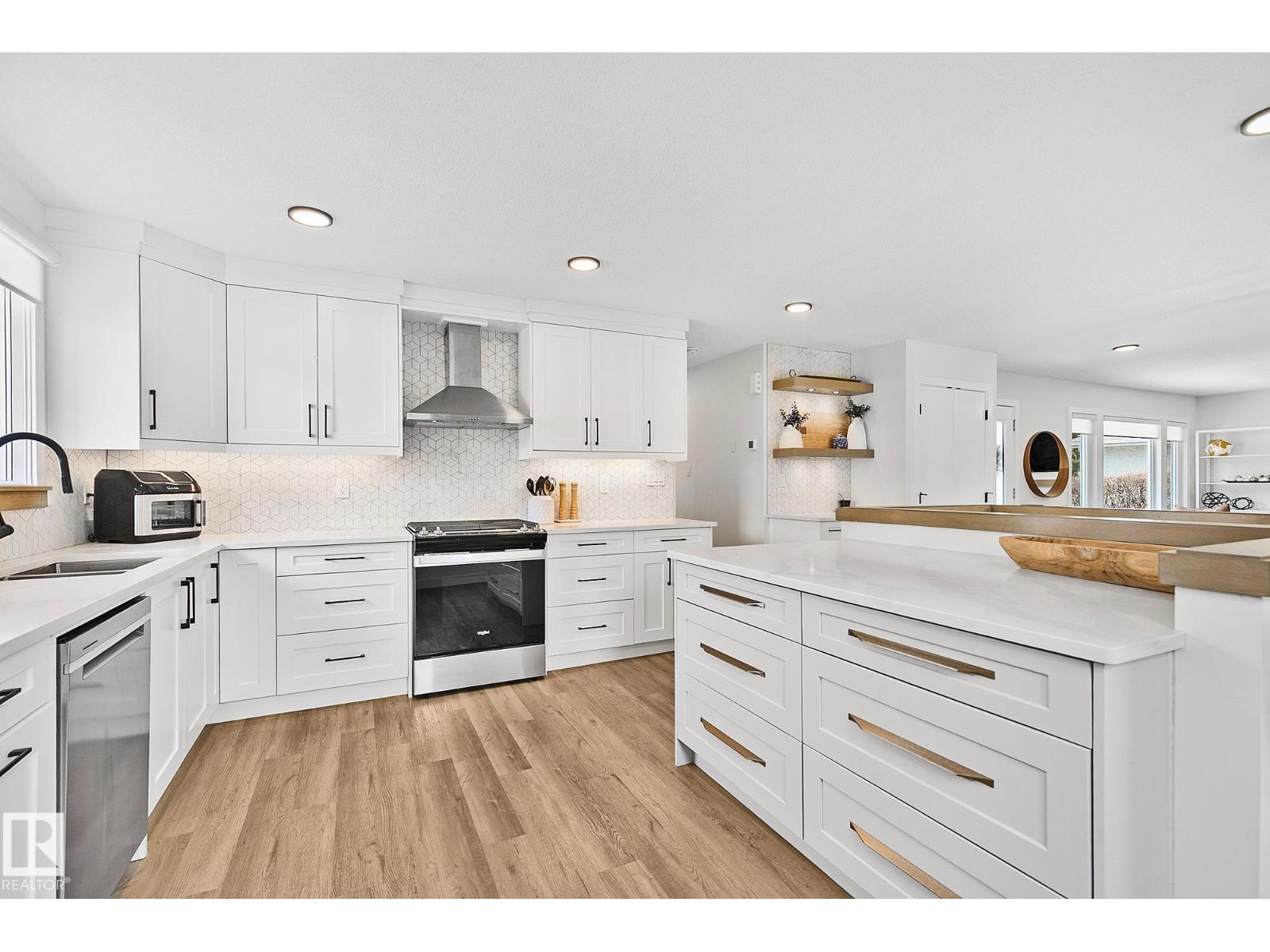 15011 77 AV NW, Edmonton