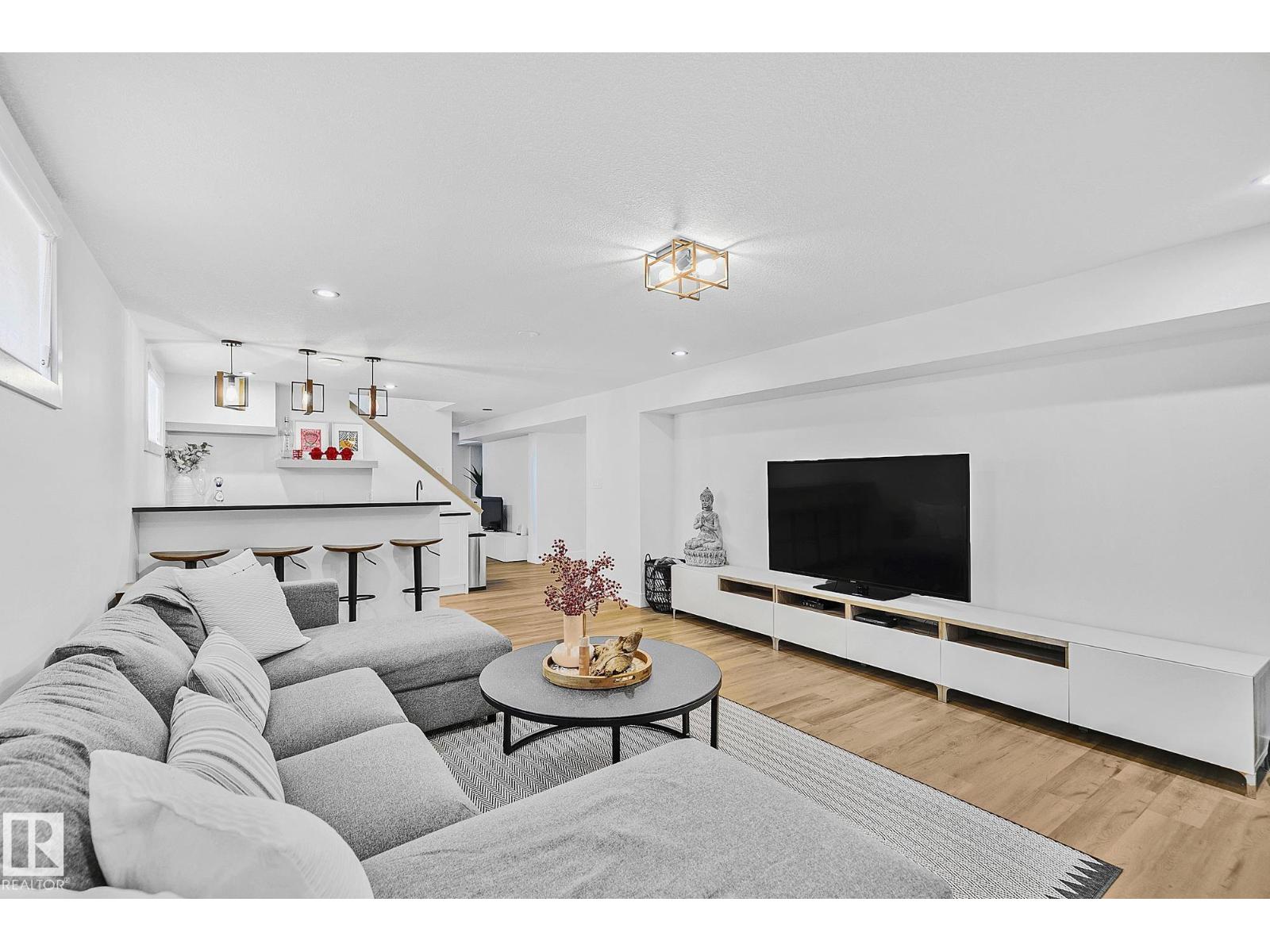 15011 77 AV NW, Edmonton