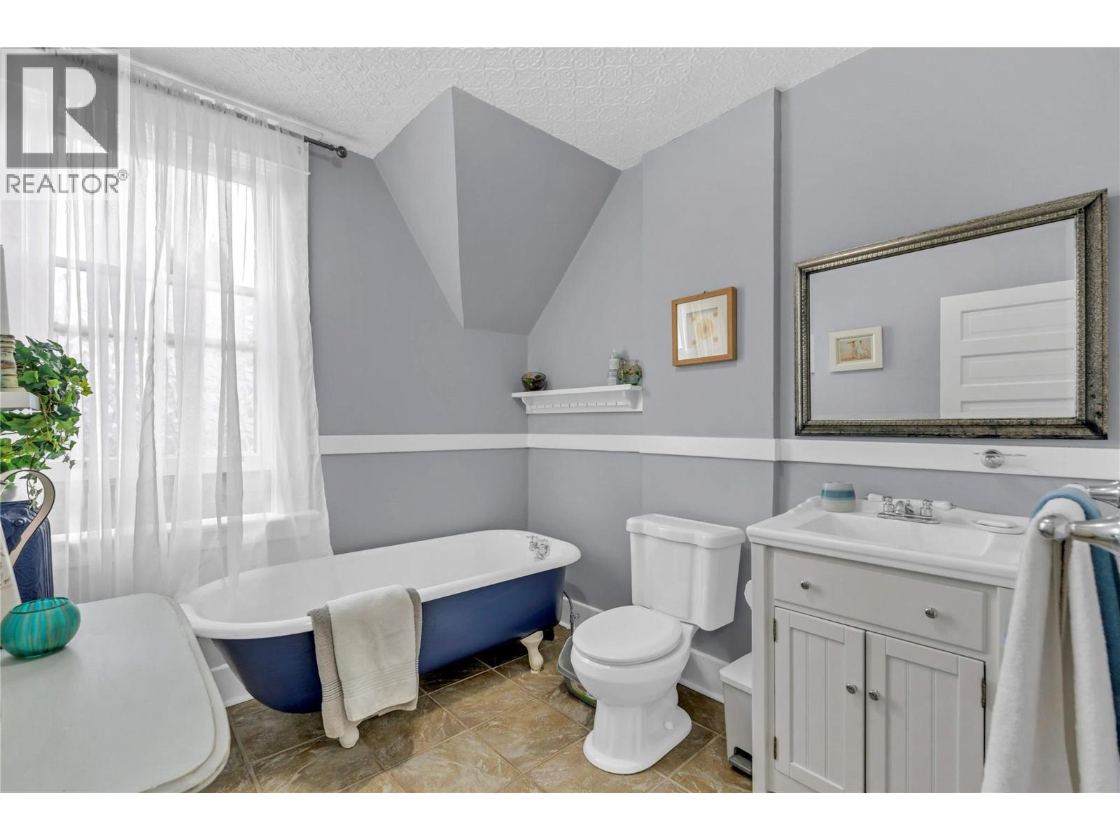 494 Young Street - 32
