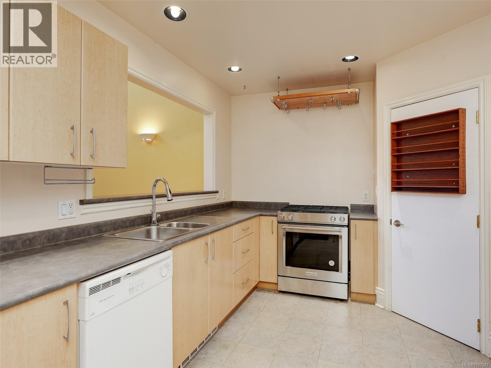 756 Newbury St - 19